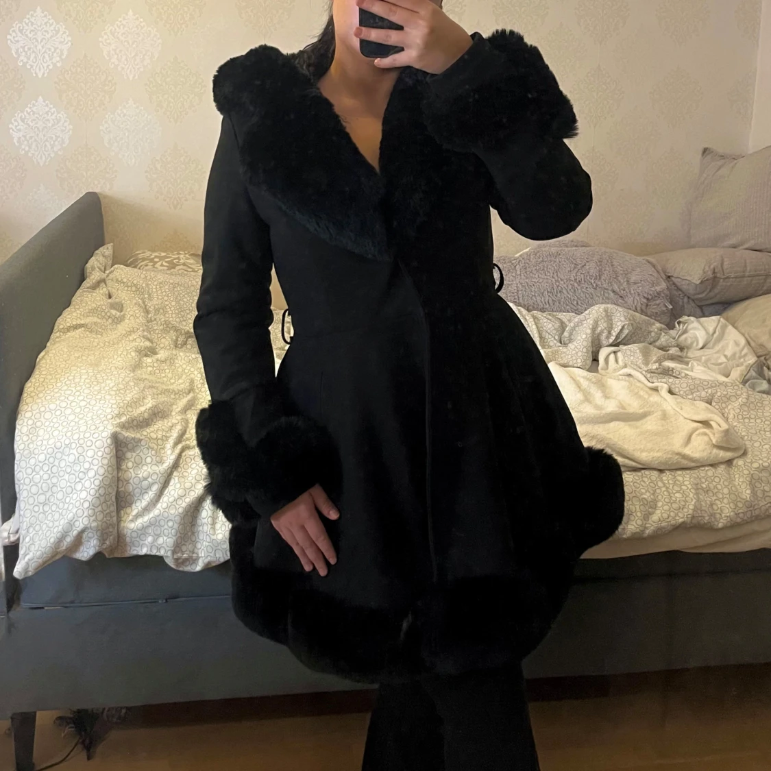 Svart kappa med pälsdetaljer