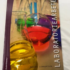 Laboratoriearbete av Anders Lennartson - Boken 'Laboratoriearbete' av Anders Lennartson ger en introduktion till arbete på kemiska laboratorier. Den täcker säkerhetsaspekter, hantering av kemikalier och laboratorieutrustning. Perfekt för studenter på grundnivå i kemi vid universitet och högskolor. Jag läste apotekarprogrammet och behövde denna bok till programmet. 