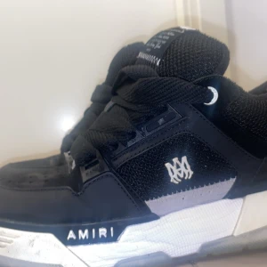 Amiri MA-1 - Snygga svarta sneakers från Amiri med vit sula jätte sköna passar 43och44 använda några gånger men inte alls slitna 