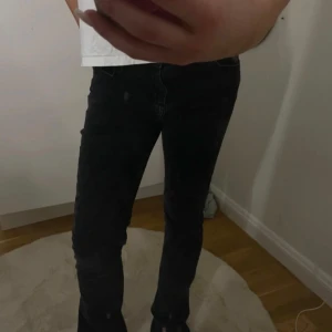 Svarta jeans från Blue Area - Snygga svarta jeans från Lbt. De är låga och slutsålda. Hon på bilden är 166, passar mig som är 169. Ganska stretchiga så passar flera storlekar samt att midjan går att justera. Innerbens längd är 81cm. 💕💕