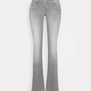Grå bootcut jeans från LTB - Snygga grå bootcut jeans från LTB! Säljer då de tyvärr var förstora, insytt snöre (se sista bilden) så midjan går att justera, men inget som syns💗stl w32 l30
