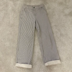 Randiga jeans - Randiga gräddvita baggy jeans från Pull&Bear. Medelhög midja. Sparsamt använda. Hojta till för fler bilder :-)