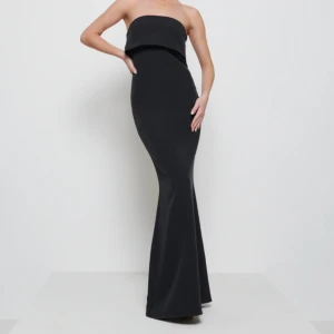 Balklänning  - Superfin balklänning men fina detaljer på ryggen, från Pretty Lavish. Storlek 8, alltså 36. Sitter väldigt fint och skönt. Använd en gång, vilket syns lite längst ner då den är lång. Hör gärna av dig vid intresse så skickar jag fler bilder💕