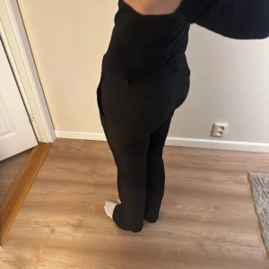 Kostymbyxor Bikbok Vera - Säljer mina kostymbyxor då de inte kommer till användning,pris kan diskuteras💕💕finns liten vit fläck, man tänker inte på det men skriv om ni vill ha bild på det, men man kan zooma in och se det på andra bilden☺️