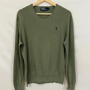 Ralph lauren sweater green - En jättefind längärmad tröja frän polo ralph lauren. Jättefint skick men har två små hảl (se bilder). Fraga bara om ni undrar nagot. Storlek: S. Kom med bud!