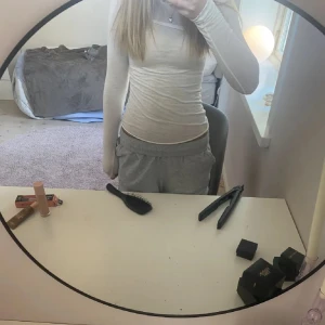 Vit långärmad topp - Superfin Intimissimi tröja, finns nopprer 