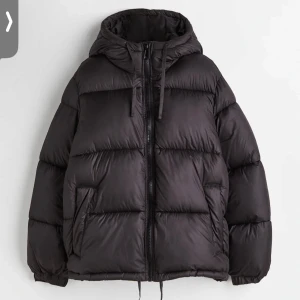 Vit pufferjacka hm  - Säljer denna fast i vit!!! Utmärkt skick.