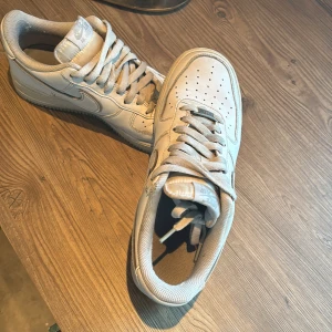 Nike air force  - Ett par väldigt fina Nike air force skor men en grå sula, storleken är 42,5