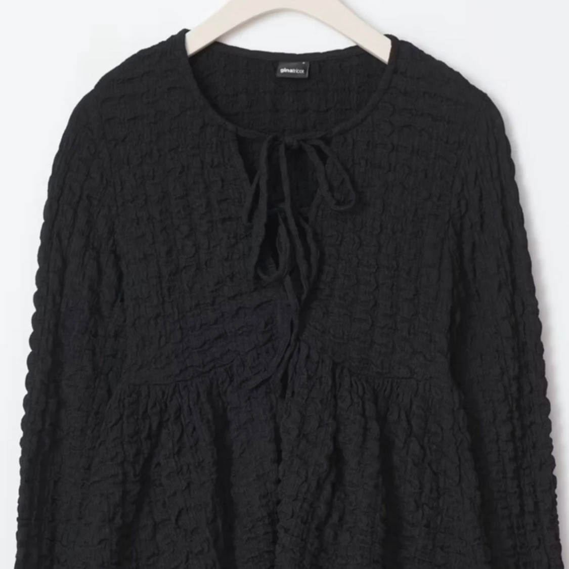 Svart långärmad blus från Gina Tricot