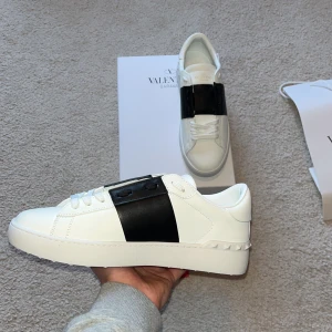 Valentino skor - Säljer dessa tvär feta valentinos pågrund av att de inte passade:( Aldrig använda och kommer med alla OG tillbehör. Kan sänka priset lite vid snabb affär. Skriv gärna gällande frågor