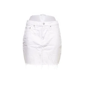 Vit jeanskjol från Weekday - Snygg vit jeanskjol från Weekday i storlek 38. Kjolen har en klassisk femficksdesign och en rå kant nertill för en trendig look. Perfekt för varma dagar och kan enkelt matchas med olika toppar. Man kan klippa om man vill att den ska vara kortare. Den har lite fläckar men går nog att tvätta bort