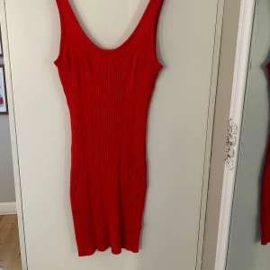 Röd ribbad klänning - Röd tight ribbstickad klänning från Hm. En maska på ena höften men annars bra skick därav priser. Använd fåtal gånger😋