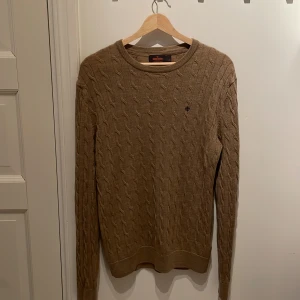 Morris tröja - Säljer nu min feta kabelstickade Morris tröja. Tröjan är 100% merino ull och nypris ligger på 1700. Tröjan har inga defekter och är i näst intill nytt skick. Storleken är L men tröjan sitter mer som M. Vid intresse eller frågor är det bara att skriva!