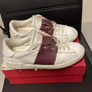 Valentino open - Säljer dessa sjukt feta valentino opens! Självklart äkta! Storlek 42 fits 43! Skick 7,5/10. Kan gå ner i pris vid snabb affär. Box,dustbag,3x kort tillkommer! Hör av dig vid minsta fundering!🤩