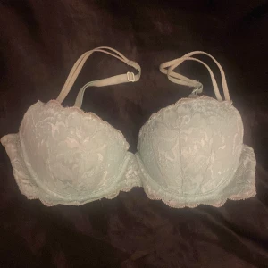 Victoria’s Secret Pink bh - Ljusblå bh med klassiska rosa insidan från vs pink med lite push up. Står 34b i den som är samma som en 75b 🌸