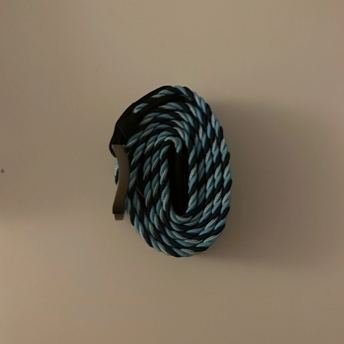 Blått flätat bälte