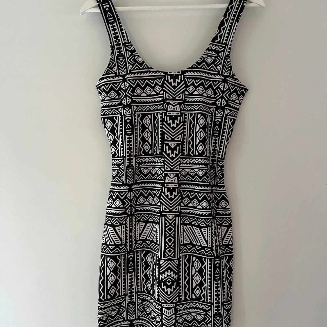 Svartvit mönstrad klänning