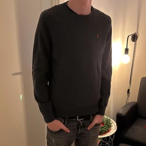 Morris tröja 100% merinoull  - Säljer nu denna riktigt fräscha Morris tröjan i 100% merinoull tröjan är i fint skick 8/10 och kommer hålla dig riktigt varm och go under vintern storlek L funkar bra för M, för övriga frågor pm😁 Vid snabb affär kan vi lösa bra pris🙌🏽