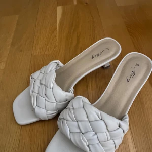 Vita klackar med flätad design - Snygga vita klackar med en flätad design. Är storlek 39 men passar 38, använda fåtal gånger 🩷