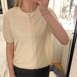 Beige kortärmad tröja - Så snygg finstickad kortärmad tröja 💕 liten blå fläck vid nederkant men inget som märks så mycket❤️