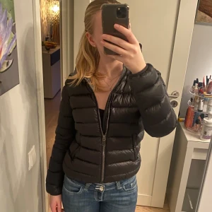 Svart Colmar Jacka - Svart Colmar jacka i bra skicka ( ser oanvänd ut ). Jackan köptes här på Plick men var tyvärr lite för liten för mig. Jackan är 42 italiensk storlek ( alltså S ) men skulle säga att den sitter mer som en XS. 💕