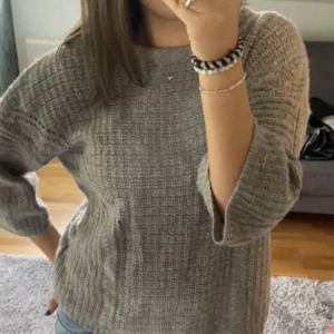 Grå stickad tröja - Så mysig trekvartsärmad tröja. Köpt här på Plick och säljer för att jag inte använder❤️lånad bild!