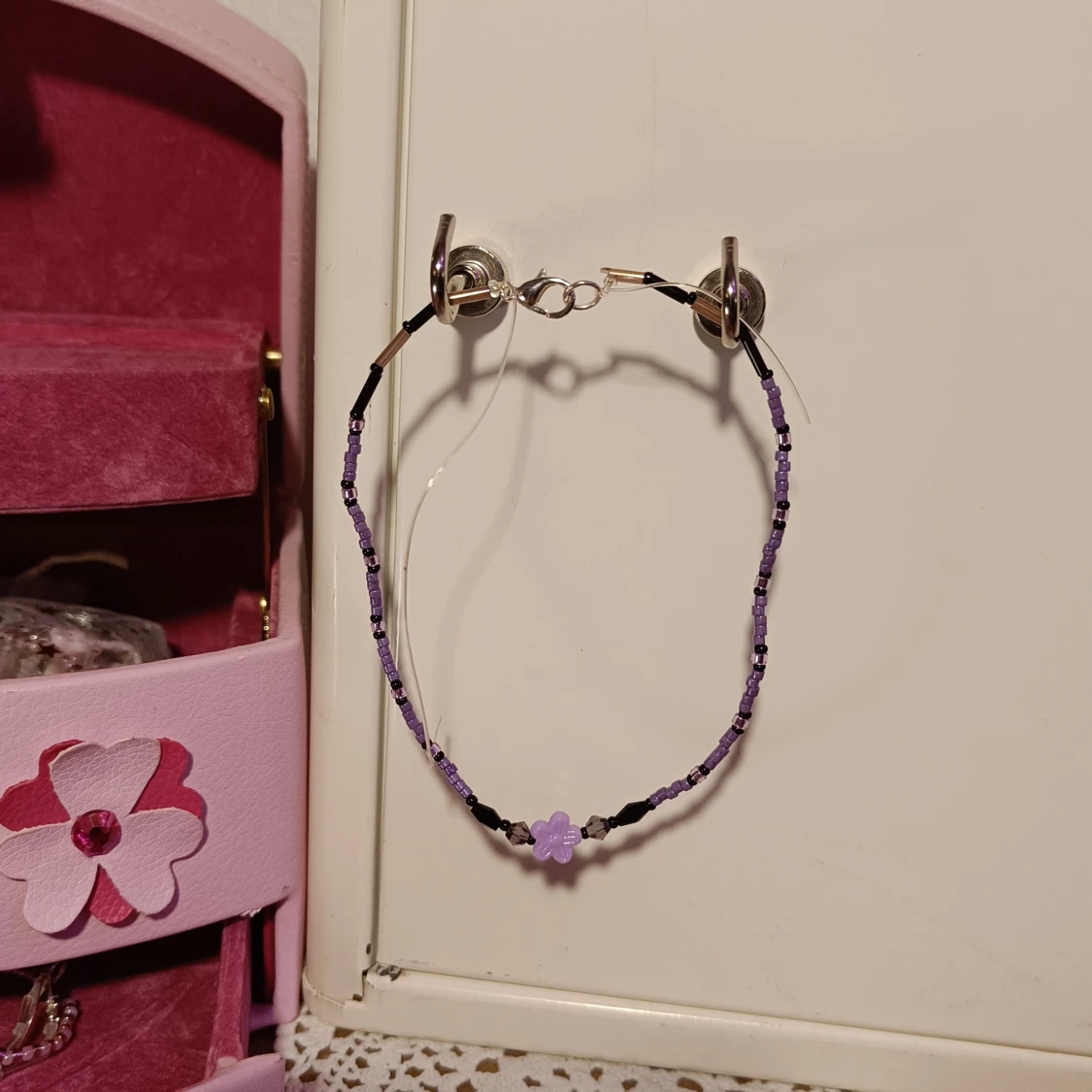 Lila pärlhalsband med blomma