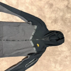 Svart och grå huvtröja från Nike - Svart, grå Nike tech 