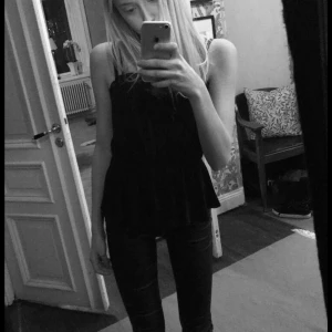 Svart linne med spetsdetaljer - Snygg svart linne med smala axelband och spetsdetaljer vid halsringningen. Perfekt för utekvällar! Plagget är i Sthlm just nu och är inte hemma där förns 17 så då är tidigast jag kan skicka de! 