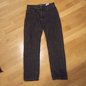 Svarta jeans från Jack & Jones - Snygga svarta jeans från Jack & Jones i modellen Relaxed/Chris. De har en klassisk femficksdesign och en knappgylf. Perfekta för en avslappnad stil Nypris 600kr, väl använda men väldigt fint skick. Pris kan diskuteras😁. Storlek 27,30