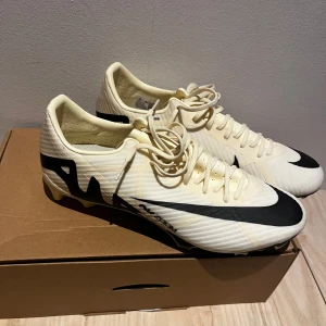 Nike air zoom mercurial 15 lemonade/svart - Snygga fotbollsskor från Nike med svarta detaljer och snörning. Perfekta för fotbollsplanen med en stilren design och bra grepp. Helt oanvända.