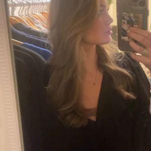 Svart blus från isay  - Svart blus från isay, den är lite genomskinlig! Köptes för några månader sedan och har använt den en del💕