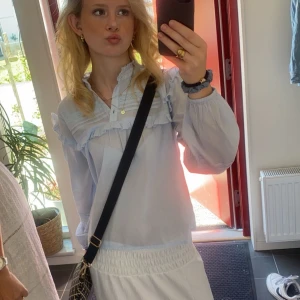 Fin ljusblå blus🩵 - Används inte jättemycket så säljer den istället. Fin ljusblå blus från Lindex. Nyskick med inga defekter. 