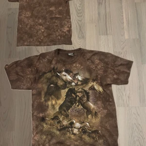 Brun t-shirt med hästmotiv - Cool brun t-shirt med ett detaljerat hästmotiv. Perfekt för djurälskare som vill ha en unik stil. T-shirten har korta ärmar och en avslappnad passform.