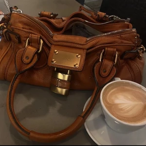 Chloe Paddington väska - Chloe paddingtonväska köpt second hand för ungefär ett halvår sedan. Den har små effekter men inget stort. Både lås och nyckel finns kvar 