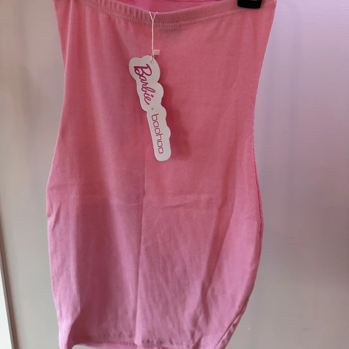 Rosa axelbandslös klänning från Boohoo - 91