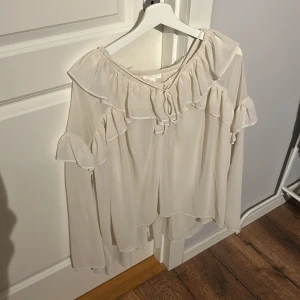 Vit blus från H&M  - Säljer en fin vit blus från hm med volanger i storlek S men den sitter mer som en M/L