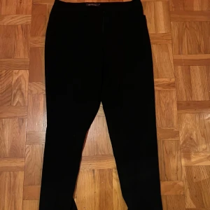 Lågmidjade kostymbyxor - Lågmidjade kostymbyxor från Alice Bizous som endast är använda ett par gånger. 