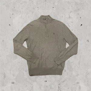 Grå halfzip - Polo Ralph Lauren - Grå halfzip från Ralph Lauren. Skick:9/10. Storlek: M. Nypris: 2000kr. Kontakta oss för fler bilder eller info!