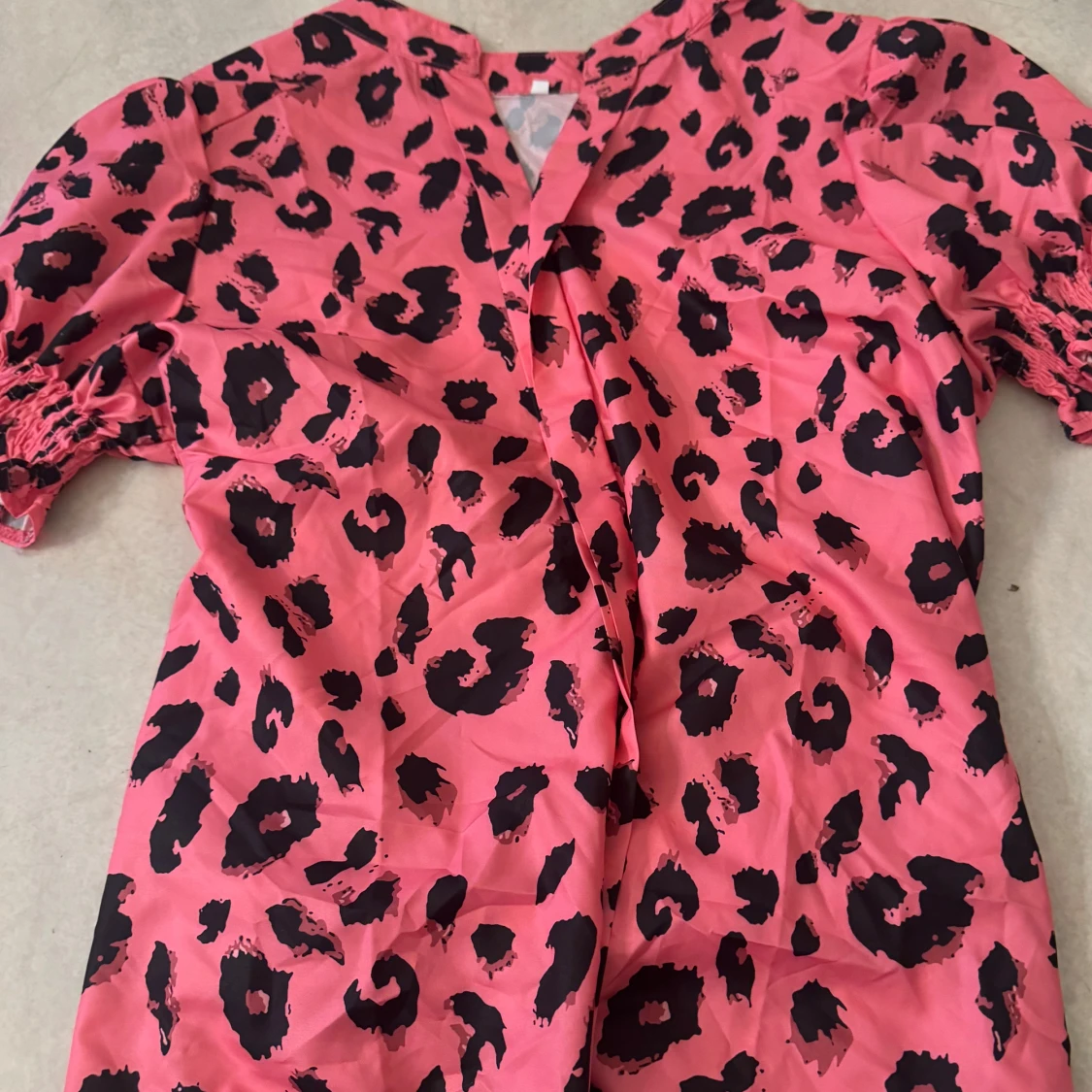 Rosa leopardmönstrad blus - 90