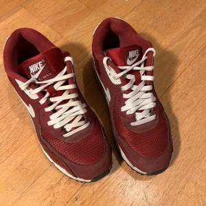 Röda Nike Air Max 90 - Nike air max 90 i en nice vinröd färg. Storlek 42.5/US 9