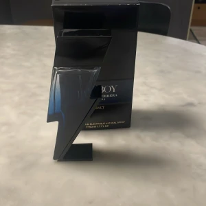Bad Boy Cobalt Eau de Parfum från Carolina Herrera - Säljer denna 50ml bad boy cobalt parfym av Carolina herrera. Den är använda max 5 gånger och nypris är 980kr. Galet bra pris för en galet nice parfym! Vid fler frågor är det bara att komma DM!:)