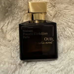 OUD Satin oud från Maison Francis Kurkdjian 70ml - Helt ny den är endast testad rensar min parfym kollektion där av säljer jag dom som inte används så slipper den damma på hyllan. . OUD Satin Mood erbjuder en förförisk doftupplevelse med inslag av oud och satin. Perfekt för den som söker en sofistikerad och unik doft.