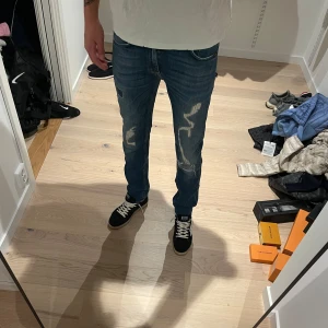 Tiger of Sweden jeans  - Ljusblåa Jeans från Tiger of Sweden, Jag är 187cm och väger ca 65kg.