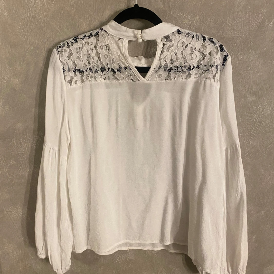 Vit blus med volang ärmar  - 90