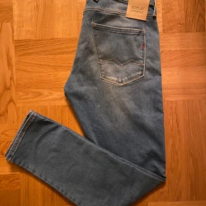 Replay Anbas  - Säljer dessa snygga replay anbas i nys kick och i storleken 30/30💯nypris ligger runt 1800kr men jag säljer för endast 499kr🤯🤝. Hlr av er vid frågor eller funderingar🫡🤝💯