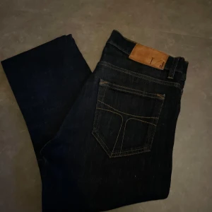 Blåa jeans från Tiger of Sweden - Snygga blå jeans från Tiger of Sweden med klassisk femficksdesign. De har en rak passform och är tillverkade i ett slitstarkt denimtyg. Perfekta för en stilren look. Inga defekter nästan helt perfekt skick🙌 längd 31