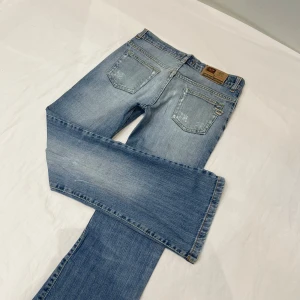 Lågmidjade bootcut jeans från Diesel🤩 - Tar ej bild med dem på då jag inte kommer i dem!!!! Midja 36 cm rakt över, gren 18 cm och innerben 71 cm💕