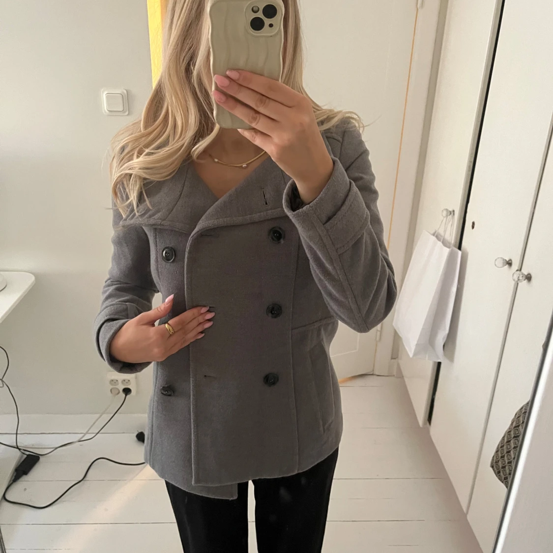 Grå kappa med knappar