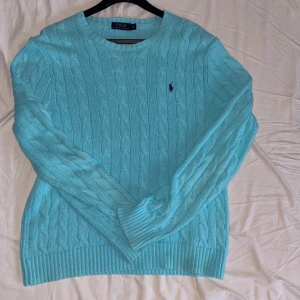 Kabelstickad Ralph lauren tröja - En snygg Kabelstickad tröja från Ralp lauren i storleken M men passar L med👍🏼🔥 (skick 9/10✅) (nypris 2000 mitt pris 799)✅ priset går att diskuteras 🔥